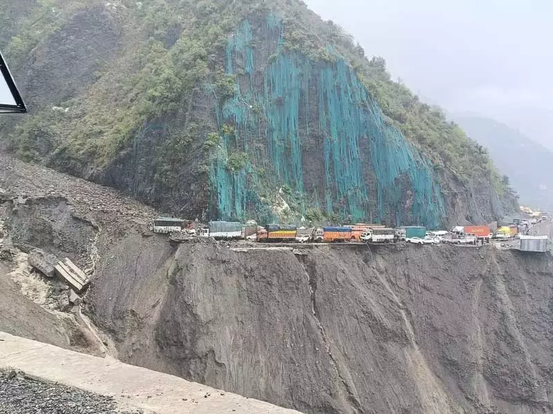 Ramban flood: जम्मू-श्रीनगर राजमार्ग लगातार तीसरे दिन भी बंद Ramban flood: जम्मू-श्रीनगर राजमार्ग लगातार तीसरे दिन भी बंद