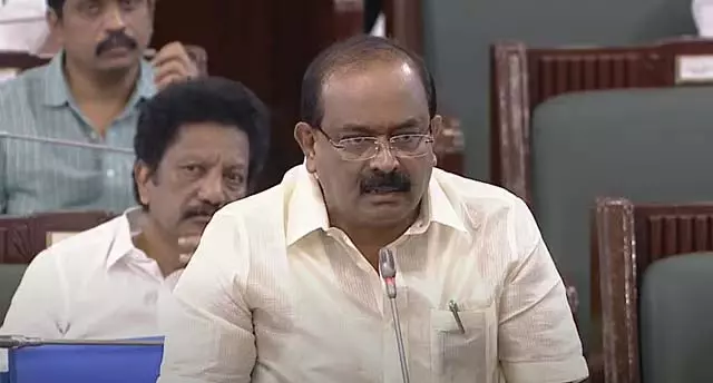 उचित मूल्य की दुकानों के सामने आश्रय स्थल बनाए जाएंगे: मंत्री चक्रवर्ती ने की पुष्टि उचित मूल्य की दुकानों के सामने आश्रय स्थल बनाए जाएंगे: मंत्री चक्रवर्ती ने की पुष्टि