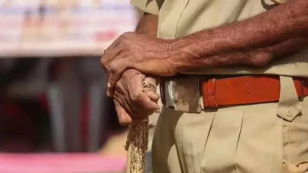 पहलगाम में आतंकी हमले के बाद मुंबई पुलिस ने सुरक्षा बढ़ा दी, शहर में हाई अलर्ट पहलगाम में आतंकी हमले के बाद मुंबई पुलिस ने सुरक्षा बढ़ा दी, शहर में हाई अलर्ट