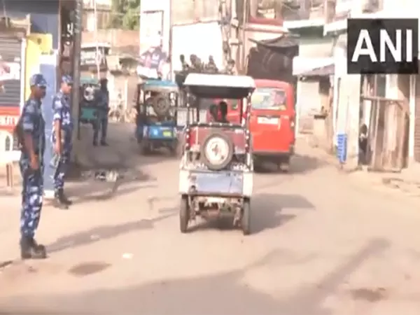 कड़ी सुरक्षा के बीच हिंसा प्रभावित Murshidabad में सामान्य स्थिति बहाल कड़ी सुरक्षा के बीच हिंसा प्रभावित Murshidabad में सामान्य स्थिति बहाल