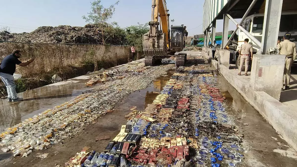 Ujjain: 50 लाख मूल्य की 24 हजार लीटर शराब नष्ट की गई Ujjain: 50 लाख मूल्य की 24 हजार लीटर शराब नष्ट की गई