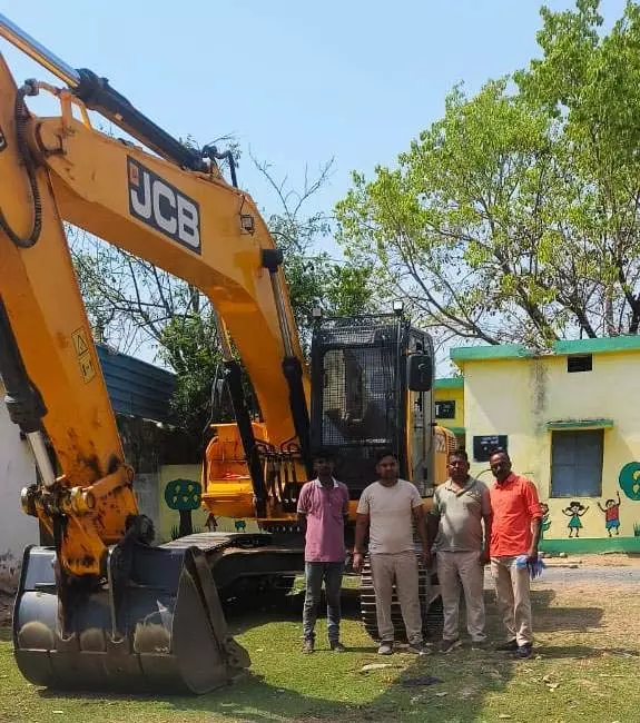 पैरी नदी में अवैध रेत खनन, जेसीबी जब्त पैरी नदी में अवैध रेत खनन, जेसीबी जब्त