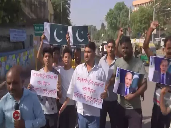 पहलगाम में पर्यटकों पर हुए आतंकी हमले के बाद Patna में स्थानीय लोगों ने किया विरोध प्रदर्शन पहलगाम में पर्यटकों पर हुए आतंकी हमले के बाद Patna में स्थानीय लोगों ने किया विरोध प्रदर्शन