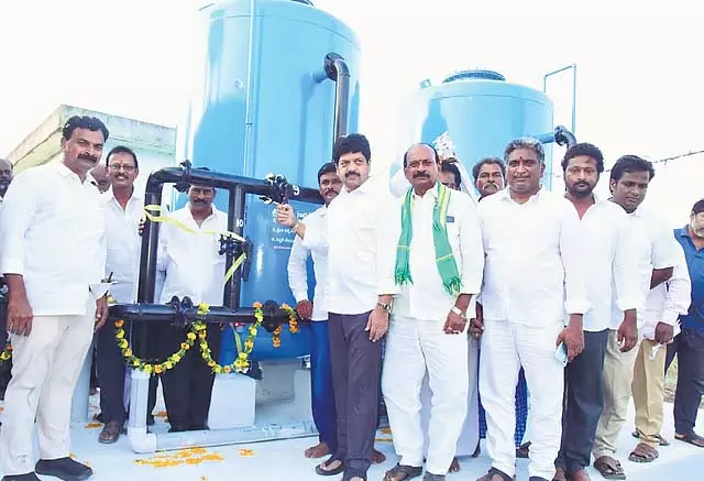Andhra के मंत्री ने मछलीपट्टनम में माइक्रो वाटर फिल्टर का उद्घाटन किया Andhra के मंत्री ने मछलीपट्टनम में माइक्रो वाटर फिल्टर का उद्घाटन किया