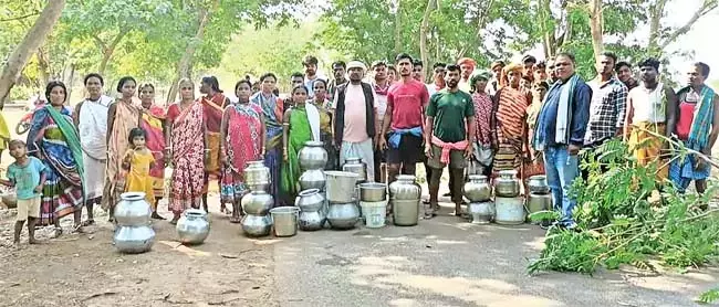 Odisha: दो स्थानों पर खाली बोतलों के साथ विरोध प्रदर्शन किया Odisha: दो स्थानों पर खाली बोतलों के साथ विरोध प्रदर्शन किया