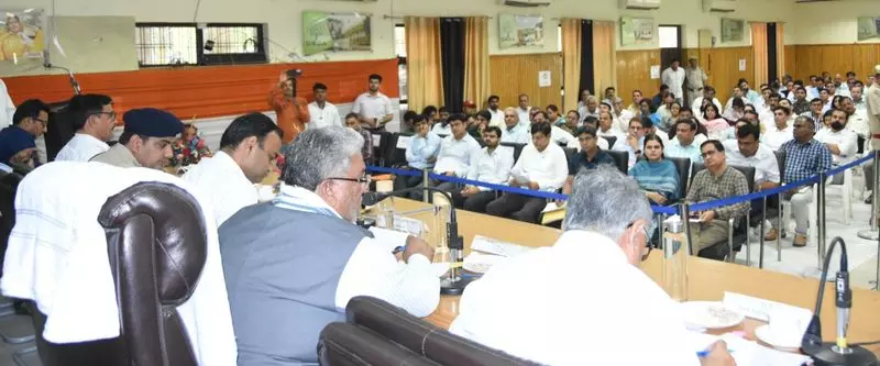 Haryana : मंत्री ने ओमेक्स सिटी को बकाया चुकाने या एफआईआर का सामना करने की चेतावनी दी Haryana : मंत्री ने ओमेक्स सिटी को बकाया चुकाने या एफआईआर का सामना करने की चेतावनी दी