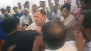 Bareilly में जांच टीम के सामने हंगामा, दो गुटों में भिड़ंत Bareilly में जांच टीम के सामने हंगामा, दो गुटों में भिड़ंत
