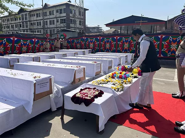 केसी वेणुगोपाल ने Srinagar में पहलगाम हमले के पीड़ितों को श्रद्धांजलि दी केसी वेणुगोपाल ने Srinagar में पहलगाम हमले के पीड़ितों को श्रद्धांजलि दी