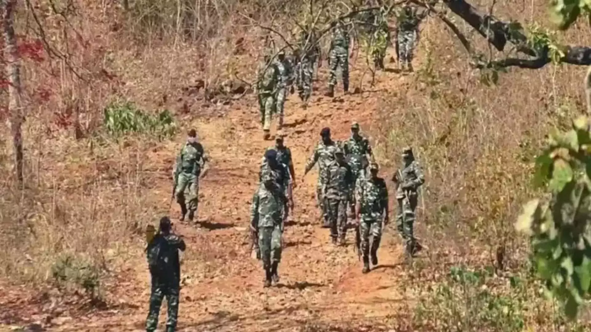 Telangana: कोटापल्ली पुलिस ने माओवादियों से आत्मसमर्पण करने का आग्रह किया Telangana: कोटापल्ली पुलिस ने माओवादियों से आत्मसमर्पण करने का आग्रह किया