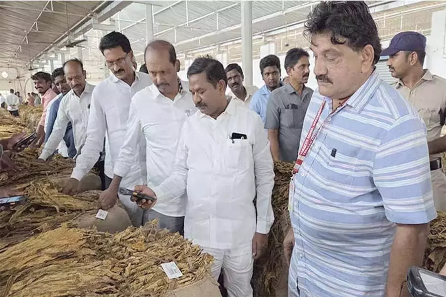 social welfare मंत्री ने तंबाकू किसानों को सहायता का आश्वासन दिया social welfare मंत्री ने तंबाकू किसानों को सहायता का आश्वासन दिया