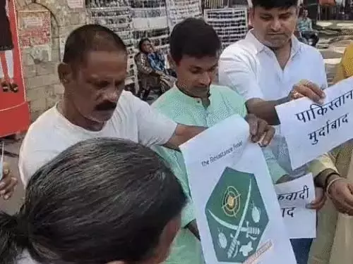 बिलासपुर में लोगों ने पाकिस्तान का पुतला फूंका, मुर्दाबाद के नारे लगाए बिलासपुर में लोगों ने पाकिस्तान का पुतला फूंका, मुर्दाबाद के नारे लगाए