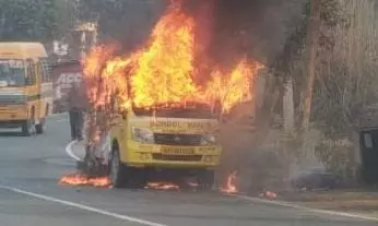 Fatehabad: आग की चपेट में आई स्कूल वैन, ड्राइवर की सूझबूझ से बड़ा हादसा टला Fatehabad: आग की चपेट में आई स्कूल वैन, ड्राइवर की सूझबूझ से बड़ा हादसा टला