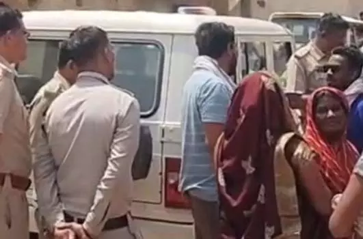 पुलिस टीम पर उग्र हुए ग्रामीण, अवैध शराब के खिलाफ छापेमारी करने पहुंचे थे आरक्षक पुलिस टीम पर उग्र हुए ग्रामीण, अवैध शराब के खिलाफ छापेमारी करने पहुंचे थे आरक्षक