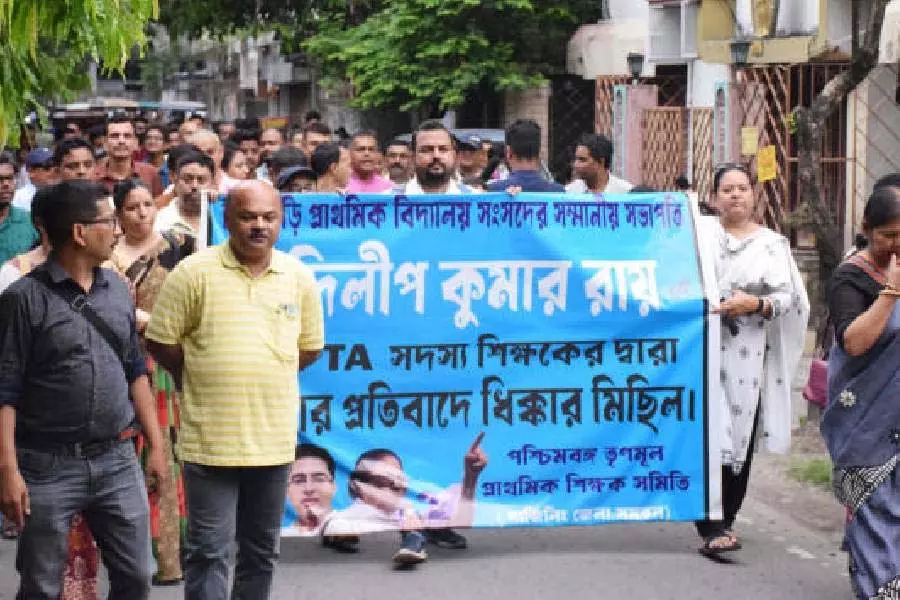 Siliguri नगर निगम के वरिष्ठ तृणमूल कांग्रेस पार्षद पर दुर्व्यवहार का आरोप Siliguri नगर निगम के वरिष्ठ तृणमूल कांग्रेस पार्षद पर दुर्व्यवहार का आरोप
