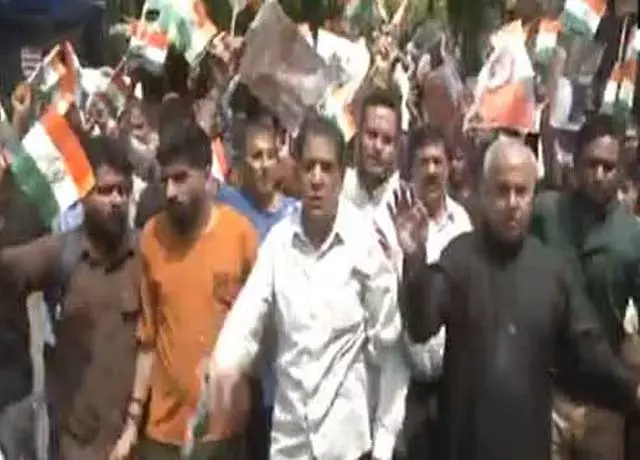 आतंकवादी हमले की निंदा करते हुए हिंदू संगठनों ने जम्मू में किया विरोध प्रदर्शन आतंकवादी हमले की निंदा करते हुए हिंदू संगठनों ने जम्मू में किया विरोध प्रदर्शन