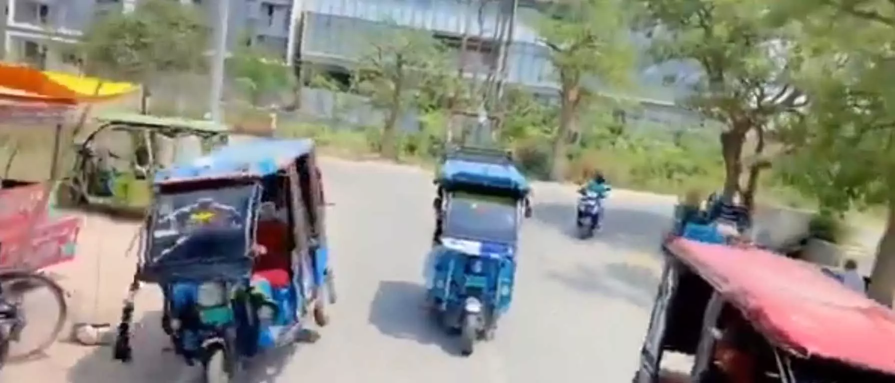 ई-रिक्शा चालकों का स्टंट वीडियो वायरल, ट्रैफिक पुलिस ने काटा 30,500 रुपए का चालान ई-रिक्शा चालकों का स्टंट वीडियो वायरल, ट्रैफिक पुलिस ने काटा 30,500 रुपए का चालान