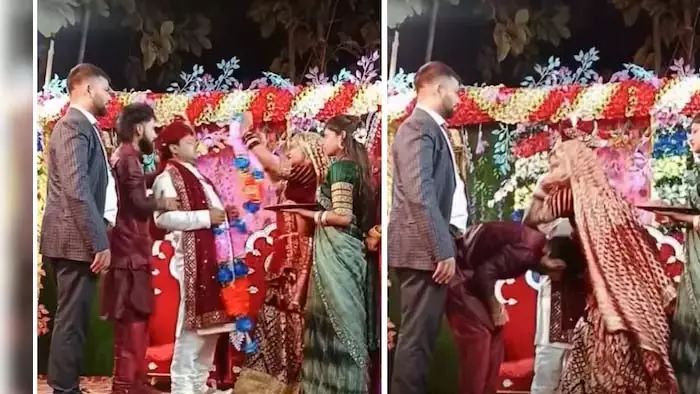 VIDEO: दूल्हे के दोस्त को मस्ती करना पड़ा महंगा, फिर दुल्हन का ठनका माथा VIDEO: दूल्हे के दोस्त को मस्ती करना पड़ा महंगा, फिर दुल्हन का ठनका माथा