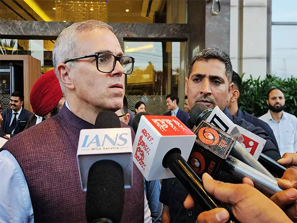 CM ने प्रशासन को पर्यटकों की सुविधा के लिए Srinagar-Jammu के बीच यातायात सुगम बनाने का निर्देश दिया CM ने प्रशासन को पर्यटकों की सुविधा के लिए Srinagar-Jammu के बीच यातायात सुगम बनाने का निर्देश दिया