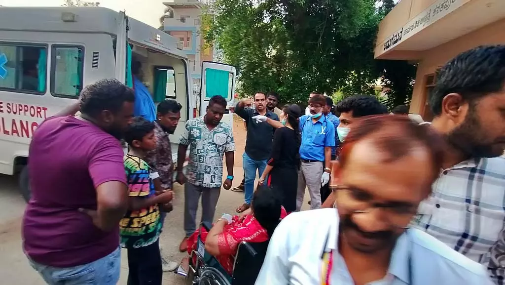 बस पलटने से 40 से अधिक यात्री घायल बस पलटने से 40 से अधिक यात्री घायल