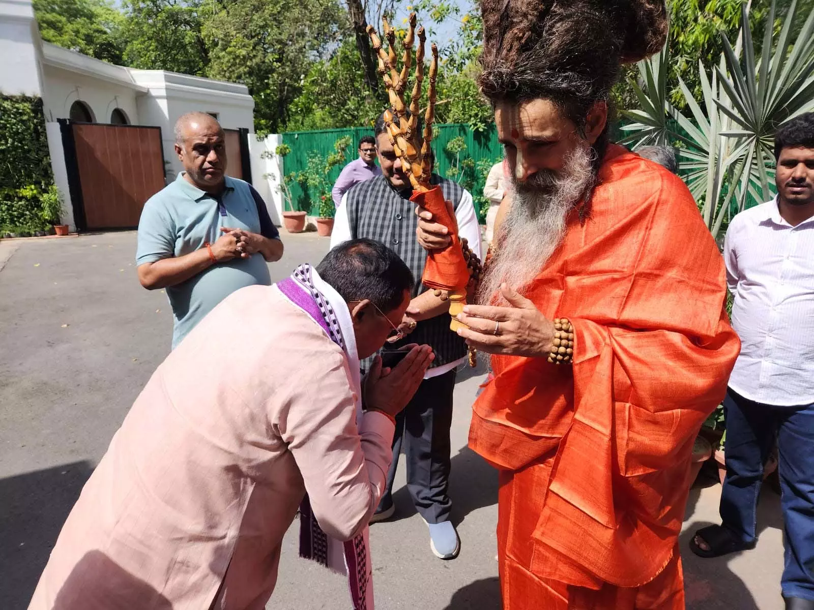 मंत्री रामविचार नेताम ने सद्गुरु रितेश्वर जी महाराज का लिया आशीर्वाद मंत्री रामविचार नेताम ने सद्गुरु रितेश्वर जी महाराज का लिया आशीर्वाद