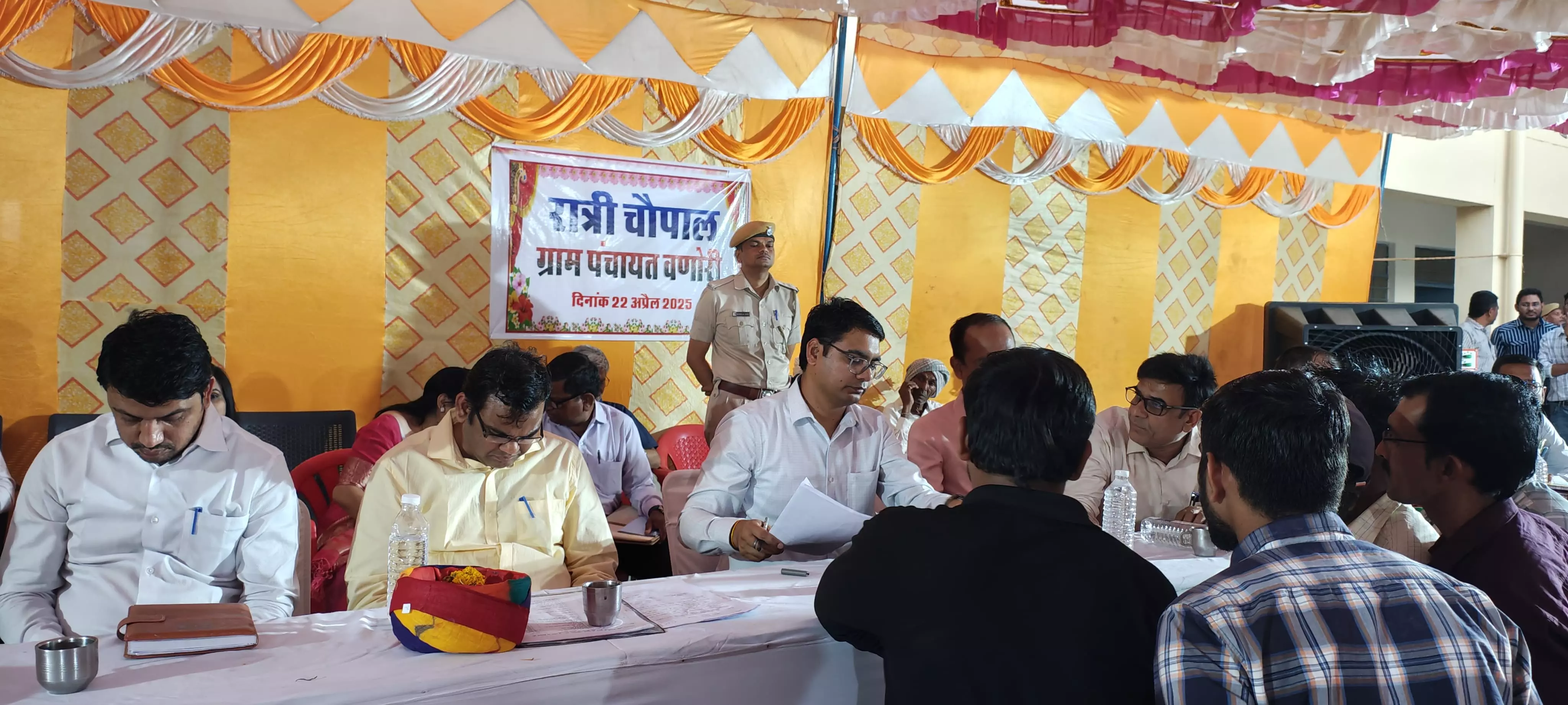 Dungarpur: जिला कलेक्टर सिंह ने वणोरी चौपाल में सुनी परिवेदनाएं, निस्तारण के दिए निर्देश Dungarpur: जिला कलेक्टर सिंह ने वणोरी चौपाल में सुनी परिवेदनाएं, निस्तारण के दिए निर्देश