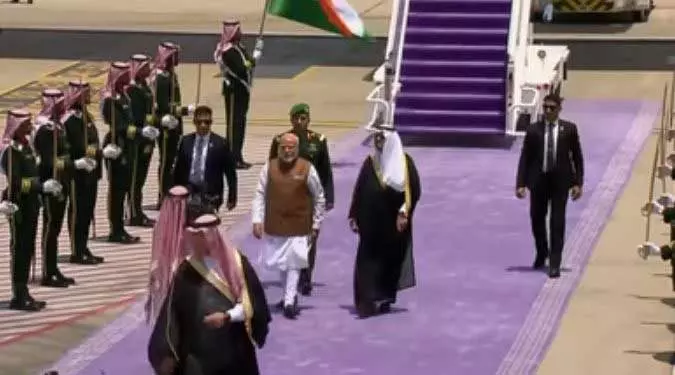सऊदी अरब पहुंचे मोदी, जेद्दा में हुआ भव्य स्वागत सऊदी अरब पहुंचे मोदी, जेद्दा में हुआ भव्य स्वागत