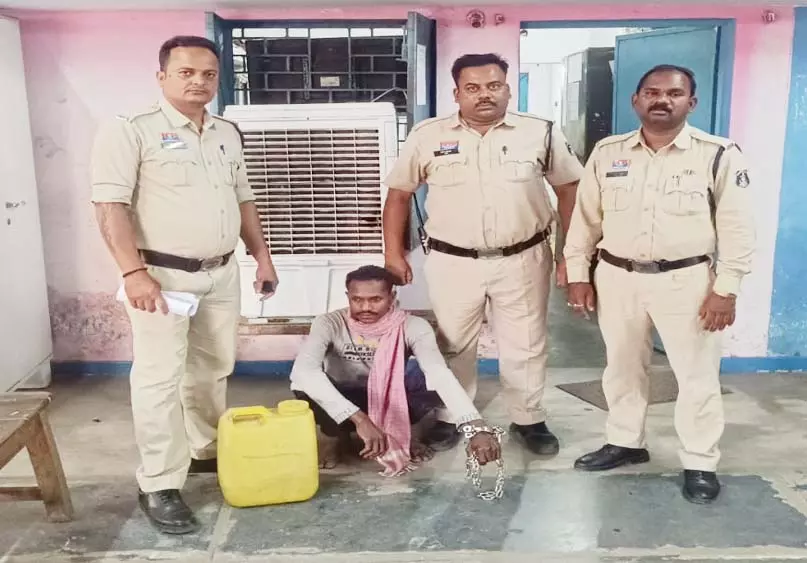महुआ शराब भट्टी पर पुलिस की दबिश, एक गिरफ्तार महुआ शराब भट्टी पर पुलिस की दबिश, एक गिरफ्तार