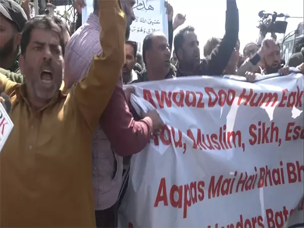 Pahalgam आतंकी हमले के बाद श्रीनगर पुलिस नियंत्रण कक्ष के बाहर विरोध प्रदर्शन Pahalgam आतंकी हमले के बाद श्रीनगर पुलिस नियंत्रण कक्ष के बाहर विरोध प्रदर्शन