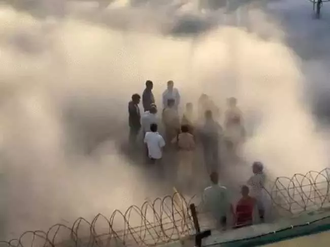 प्लांट से गैस लीक ने मचाई खलबली, अंदर अफरा-तफरी मची रही प्लांट से गैस लीक ने मचाई खलबली, अंदर अफरा-तफरी मची रही