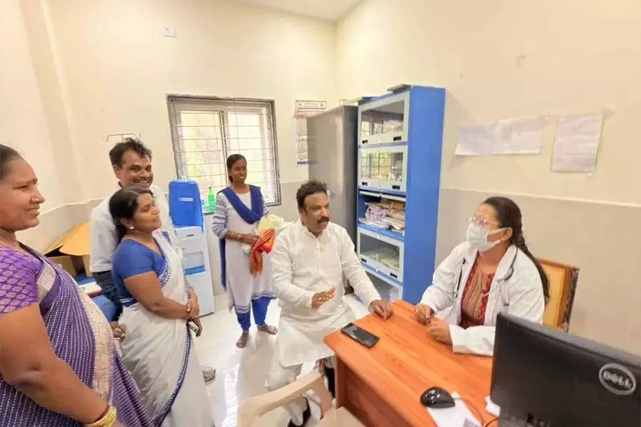 MLA Sriganesh ने बालमराय प्राथमिक स्वास्थ्य केंद्र में सुविधाओं की समीक्षा की MLA Sriganesh ने बालमराय प्राथमिक स्वास्थ्य केंद्र में सुविधाओं की समीक्षा की