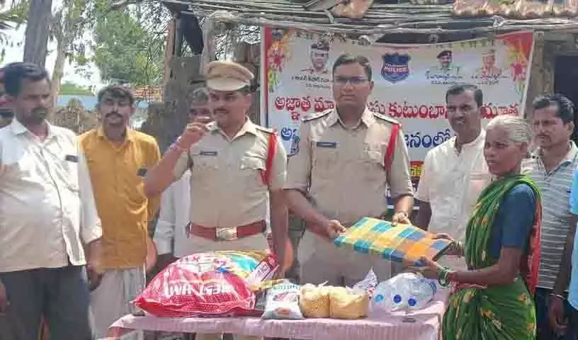 Mancherial में पुलिस ने माओवादी सदस्य के परिवार को बचाया Mancherial में पुलिस ने माओवादी सदस्य के परिवार को बचाया