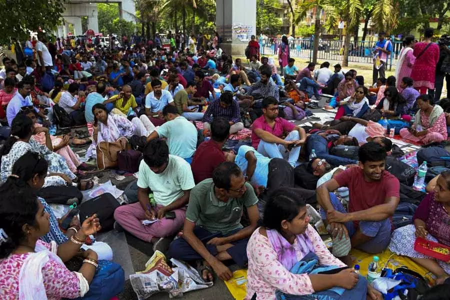 40 घंटे बाद प्रदर्शनकारी बेरोजगारों को SSC अध्यक्ष के कार्यालय से बाहर निकलने दिया गया 40 घंटे बाद प्रदर्शनकारी बेरोजगारों को SSC अध्यक्ष के कार्यालय से बाहर निकलने दिया गया