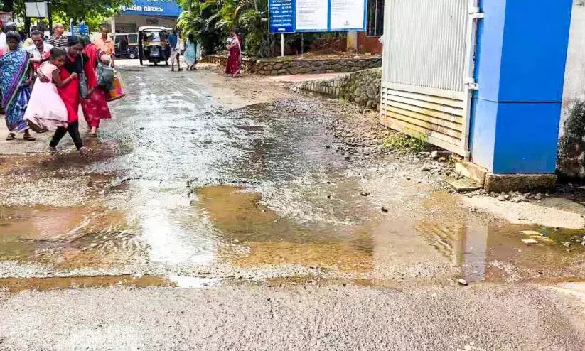Kerala : शौचालय का कचरा अस्पताल के प्रवेश द्वार पर बह रहा Kerala : शौचालय का कचरा अस्पताल के प्रवेश द्वार पर बह रहा