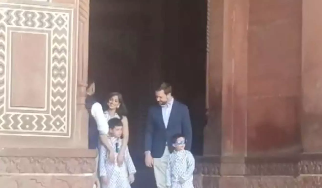 अमेरिका के उपराष्ट्रपति ने पत्नी और बच्चों के साथ ताजमहल का दीदार किया, खूबसूरती पर फिदा हुए अमेरिका के उपराष्ट्रपति ने पत्नी और बच्चों के साथ ताजमहल का दीदार किया, खूबसूरती पर फिदा हुए