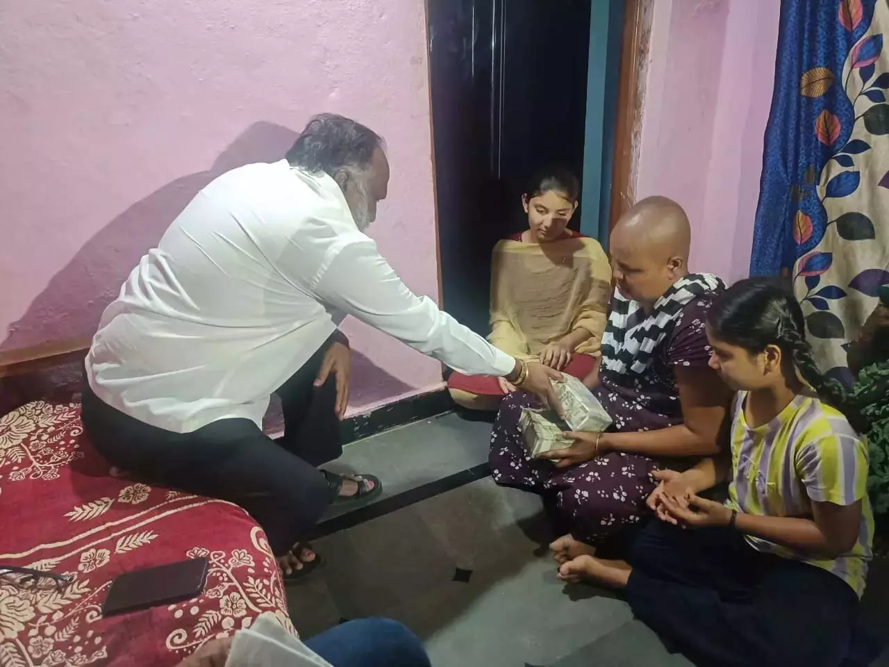Jagga Reddy ने कैंसर रोगी को 10 लाख रुपये की सहायता राशि दी Jagga Reddy ने कैंसर रोगी को 10 लाख रुपये की सहायता राशि दी