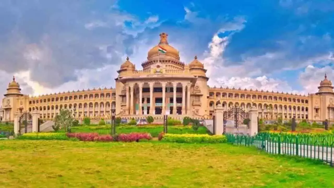 Karnataka: सरकार ने विधान सौधा में प्रवेश के लिए शुल्क लगाने का प्रस्ताव रखा Karnataka: सरकार ने विधान सौधा में प्रवेश के लिए शुल्क लगाने का प्रस्ताव रखा