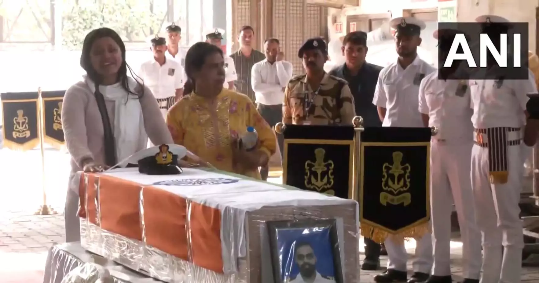 पहलगाम आतंकी हमले में शहीद हुए भारतीय नौसेना के लेफ्टिनेंट, पति के शरीर से लिपटकर बिलख पड़ीं पत्नी पहलगाम आतंकी हमले में शहीद हुए भारतीय नौसेना के लेफ्टिनेंट, पति के शरीर से लिपटकर बिलख पड़ीं पत्नी