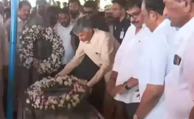 CM चंद्रबाबू ने वीरैया चौधरी को श्रद्धांजलि दी CM चंद्रबाबू ने वीरैया चौधरी को श्रद्धांजलि दी