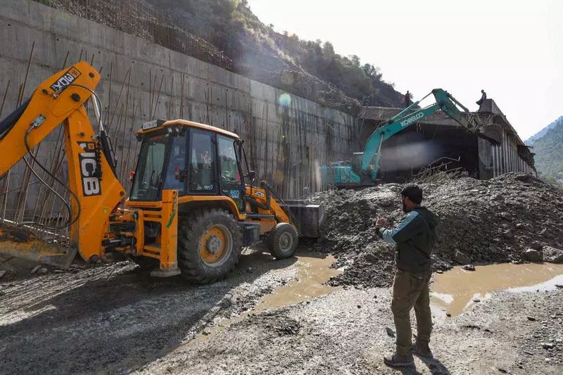 भूस्खलन प्रभावित Jammu-श्रीनगर राष्ट्रीय राजमार्ग एकतरफा यातायात के लिए खुला भूस्खलन प्रभावित Jammu-श्रीनगर राष्ट्रीय राजमार्ग एकतरफा यातायात के लिए खुला