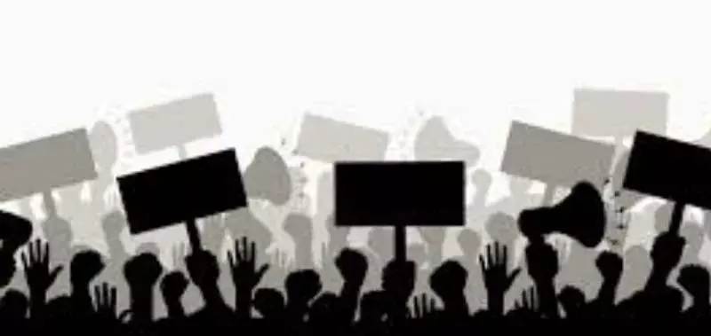 पहलगाम आतंकी हमले के खिलाफ Kangan में व्यापारियों ने किया विरोध प्रदर्शन पहलगाम आतंकी हमले के खिलाफ Kangan में व्यापारियों ने किया विरोध प्रदर्शन