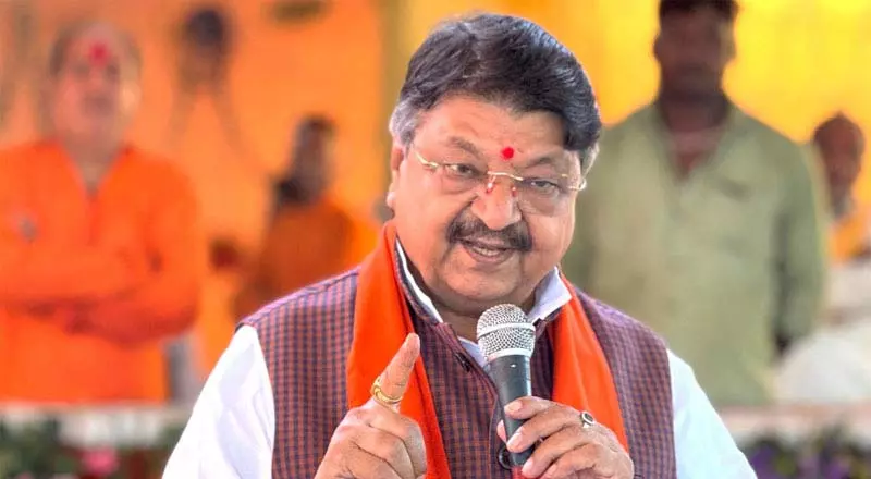एमर्जेंसी लगाई, बिल की कॉपी फाड़ी, जो संविधान की किताब लेकर घूम रहे एमर्जेंसी लगाई, बिल की कॉपी फाड़ी, जो संविधान की किताब लेकर घूम रहे