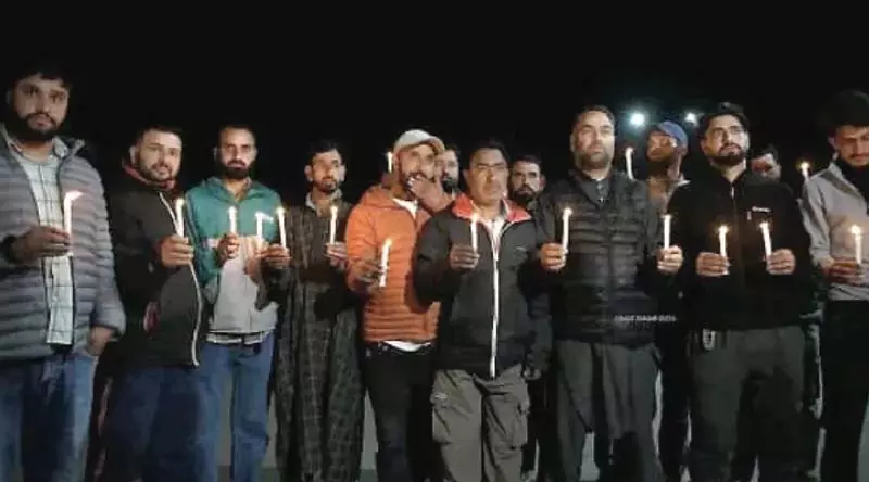 Kashmir में निवासियों ने कैंडल मार्च निकाला Kashmir में निवासियों ने कैंडल मार्च निकाला