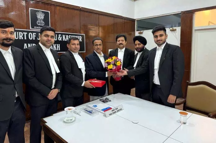 Jammu: बार एसोसिएशन ने मुख्य न्यायाधीश से मुलाकात की Jammu: बार एसोसिएशन ने मुख्य न्यायाधीश से मुलाकात की