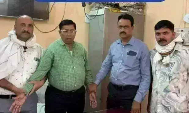 Harda: मुख्य नगर पालिका अधिकारी भ्रष्टाचार में लिप्त, 5000 की रिश्वत लेते धरा गया Harda: मुख्य नगर पालिका अधिकारी भ्रष्टाचार में लिप्त, 5000 की रिश्वत लेते धरा गया