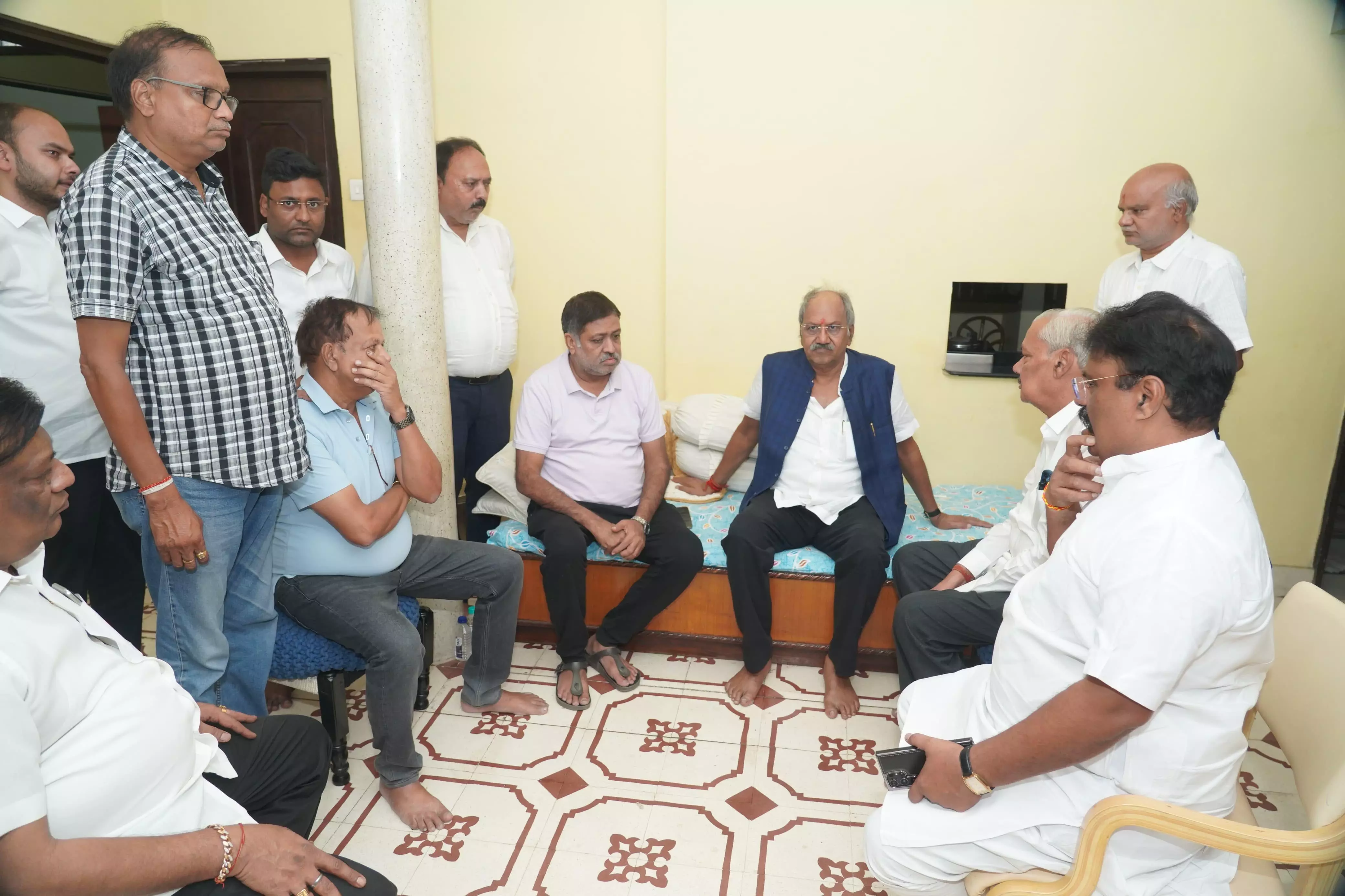 सांसद बृजमोहन अग्रवाल ने दिनेश मिरानिया को दी श्रद्धांजलि सांसद बृजमोहन अग्रवाल ने दिनेश मिरानिया को दी श्रद्धांजलि