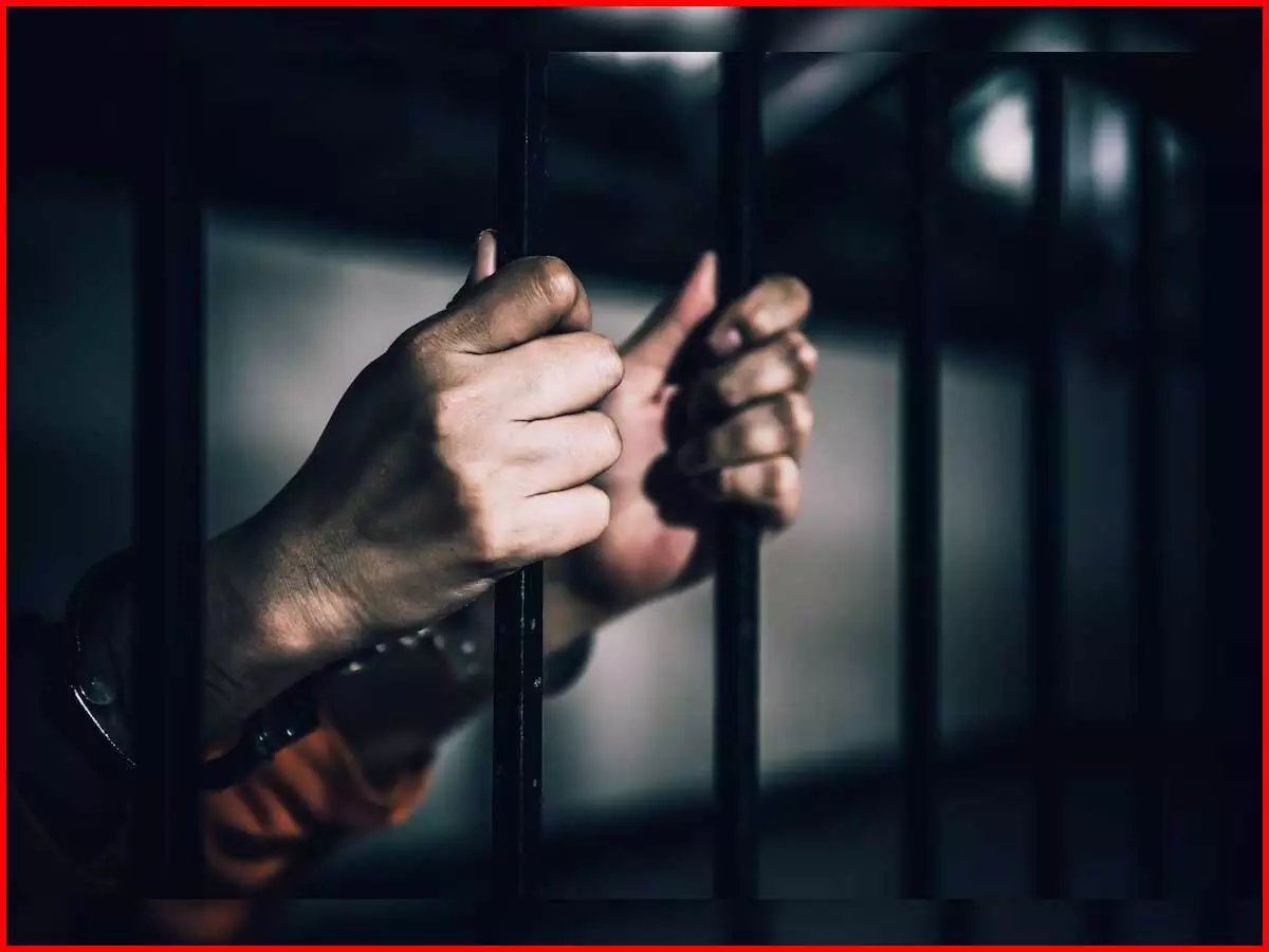 मर्डर केस: शख्स को आजीवन कारावास, पति को बचाने के चक्कर में पत्नी को भी हुई जेल मर्डर केस: शख्स को आजीवन कारावास, पति को बचाने के चक्कर में पत्नी को भी हुई जेल