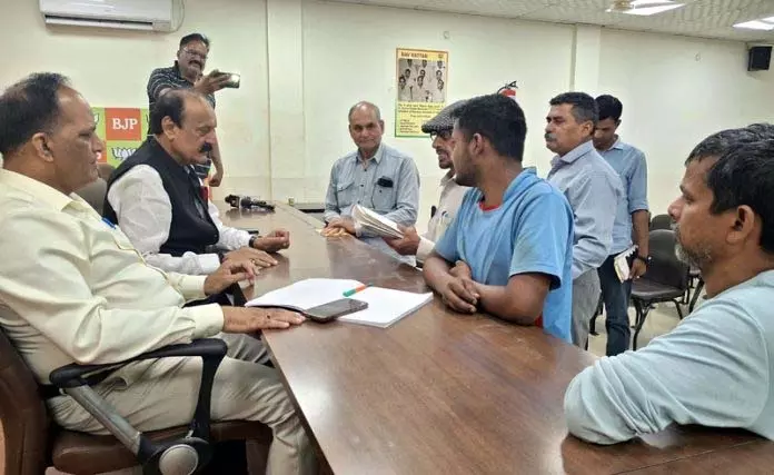 स्लाथिया-घारू ने BJP मुख्यालय में लगाया जनता दरबार स्लाथिया-घारू ने BJP मुख्यालय में लगाया जनता दरबार