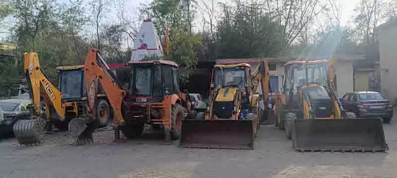 Himachal: छापेमारी के दौरान अवैध खनन में लगे ट्रक ने पुलिसकर्मी को घसीटा, घायल Himachal: छापेमारी के दौरान अवैध खनन में लगे ट्रक ने पुलिसकर्मी को घसीटा, घायल