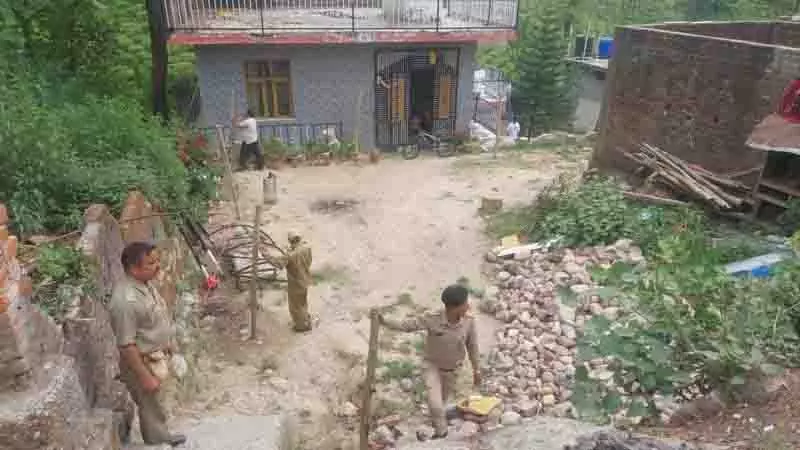 वन विभाग ने अतिक्रमणकारियों को हटाया, Palampur के पास जमीन वापस ली वन विभाग ने अतिक्रमणकारियों को हटाया, Palampur के पास जमीन वापस ली