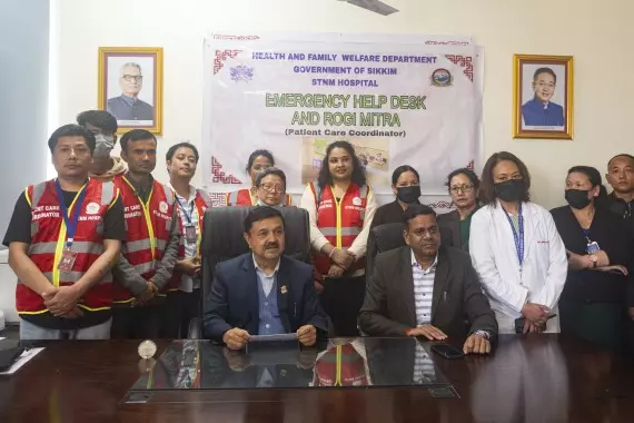Sikkim : गंगटोक यूपीएचसी में आपातकालीन हेल्पलाइन प्रणाली एसटीएनएम अस्पताल में रोगी मित्र और हेल्प डेस्क Sikkim : गंगटोक यूपीएचसी में आपातकालीन हेल्पलाइन प्रणाली एसटीएनएम अस्पताल में रोगी मित्र और हेल्प डेस्क